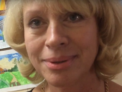 СМИ: Директор школы Марина Радаева кривляется на избирательном участке. Видео