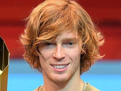 Теннисист, входящий в топ-10 мира, вышел на корт в форме, сшитой в Саратове