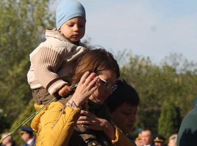 Саратовцы принесли цветы к памятнику Воину-освободителю
