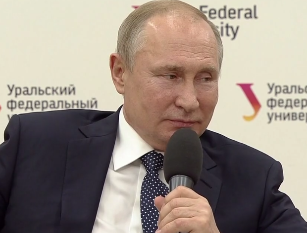 На встрече с Путиным в Екатеринбурге студентка упала в обморок