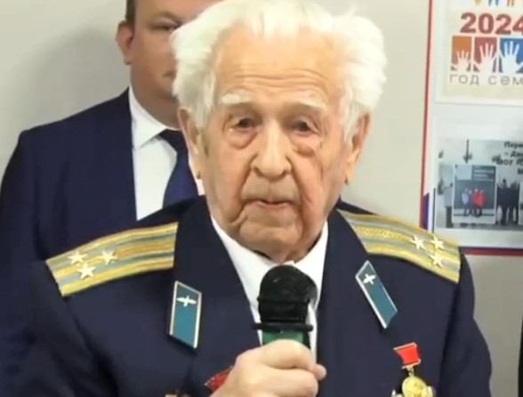 В Энгельсском районе военный летчик Евгений Федяев отмечает 102-й день рождения