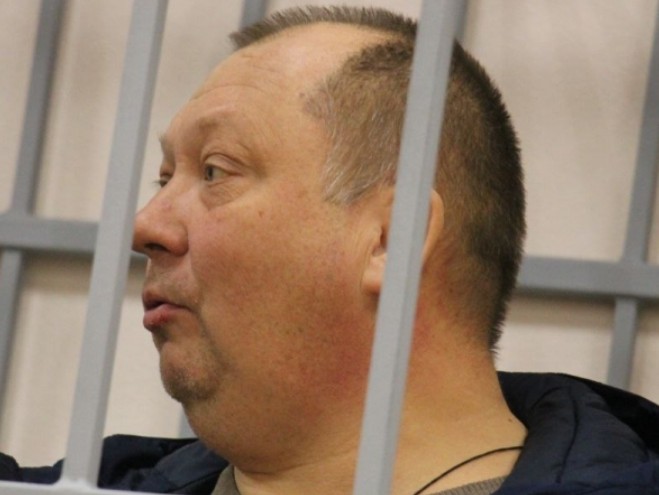 Обвиняемому в злоупотреблении и превышении должностных полномочий экс-главе Вольского района вновь продлили меру пресечения