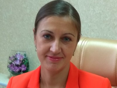 Ирина Седова порекомендовала звонить на горячую линию, чтобы пожаловаться на директора школы, который использует служебное положение