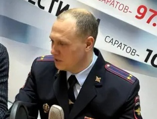 На Чернышевского машина провалилась в яму, из которой забил огромный столб воды 