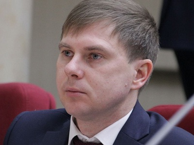 «Оно просто застынет ледяной коркой»: на Чернышевского коммунальный фонтан бьет в окна девятиэтажки