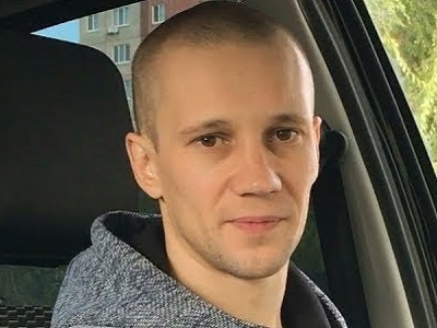 СМИ: Машину саратовского блогера сожгли после угроз агрессивного водителя Escalade