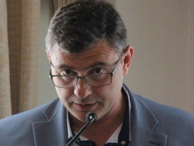 В центре Саратова мусоровоз провалился в яму