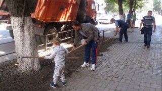 В честь празднования Дня России в Октябрьском районе прошел массовый субботник
