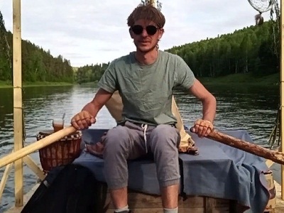 Порвался баллон, сломался телефон, сильный ветер: приплывший с Урала на самодельном плоту музыкант уже третий день не может выбраться из Саратова