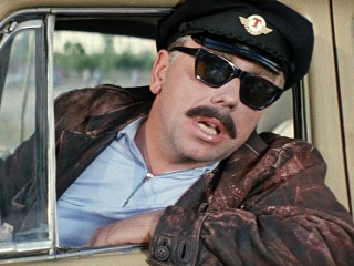 Такситст лишился лицензии за то, что отдал ее другому и тот попал в аварию