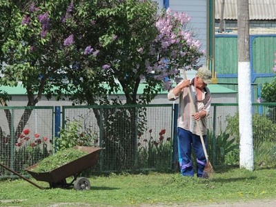 Красоту и уют продолжают наводить татищевцы на улицах родного городка