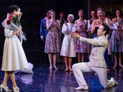 Японский артист сделал предложение возлюбленной на сцене театра оперы