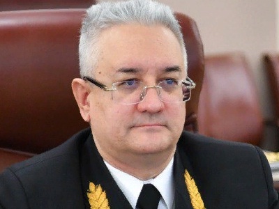 «Это лёд ещё не растаял»: в сквере Марины Расковой из пруда начала всплывать мёртвая рыба