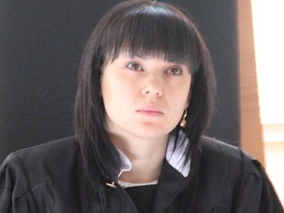 Женщине удалось взыскать более 330 тысяч за падение ветки на её машину