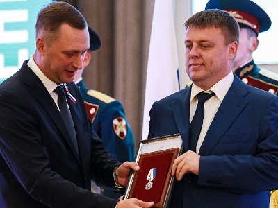 Алексею Тюленеву вручили медаль за поддержку участников СВО предприятием 