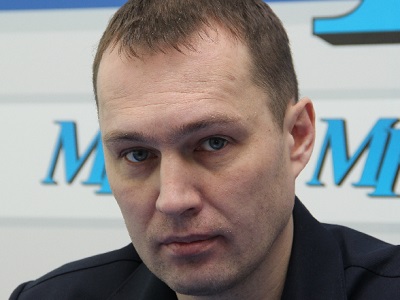 Саратовские спасатели вытащили из снежного заноса микроавтобус с ребенком