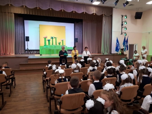 Депутат Александра Сызранцева  приняла участие в торжественной линейке посвященной Дню Знаний