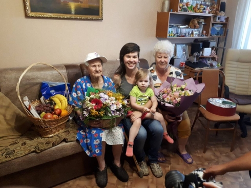 Депутат гордумы поздравила ветерана ВОВ со 100-летием