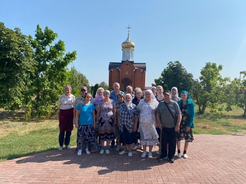 Паломники из Энгельсского дома-интерната посетили Свято-Никольский женский монастырь