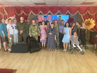 Сотрудники и проживающие Энгельсского дома-интерната передали маскировочные сети участникам СВО