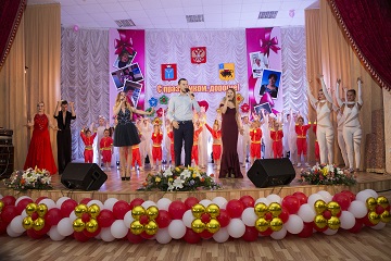 Сотрудников Энгельсского дома-интерната поздравили с профессиональными праздниками