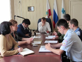 На совещании в администрации Октябрьского района было решено активизировать работу по розыску граждан, отклоняющихся от призыва на военную службу 