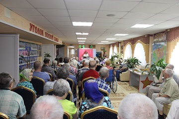 Проживающие Энгельсского  дома-интерната оценили таланты собственных артистов кукольного театра