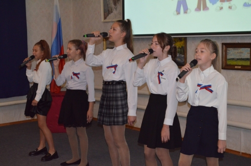 Сегодня в картинной галерее Петровска прошло мероприятие, посвящённое государственному флагу