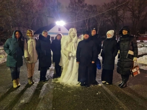 Территорию Покровского храма Петровска украсили снежные скульптуры