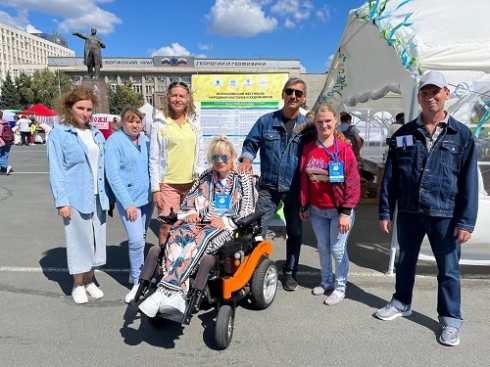 Творческий коллектив Энгельсского дома-интерната принял участие в фестивале «Палитра ремесел»