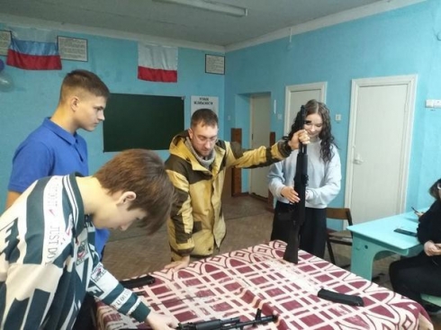 Ученики школы №1 получают навыки военной подготовки