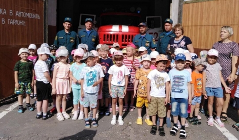 Для воспитанников детского сада "Радуга" организовали экскурсию в пожарную часть Петровска