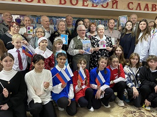 Пожилые проживающие Энгельсского дома-интерната пообщались с молодыми волонтерами