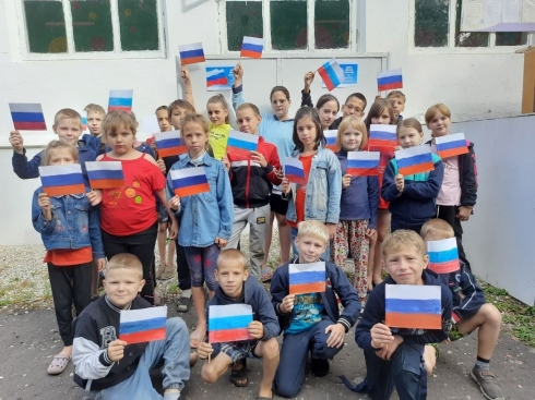 Ребята, которые сейчас отдыхают в Петровском районе в лагере имени А. Гайдара, участвуют в акции "Флаг России" 
