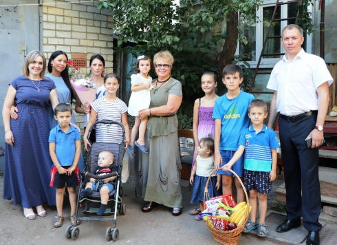 Александра Сызранцева поздравила многодетную семью с Днем семьи, любви и верности