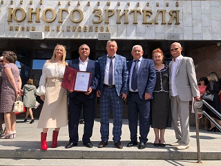 Сотрудники Энгельсского дома-интерната получили награды в профессиональный праздник