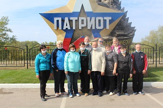 Проживающие Энгельсского дома-интерната провели в Парке Вооружения и военной техники «Патриот»