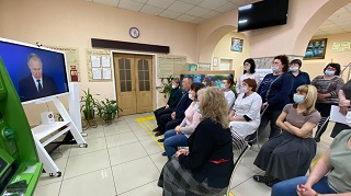Проживающие и сотрудники Энгельсского дома-интерната внимательно прослушали послание Президента Федеральному собранию