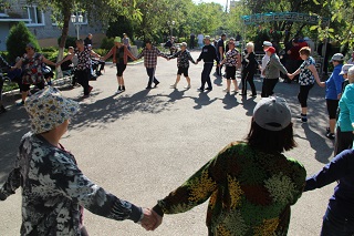 Проживающие Энгельсского дома-интерната попрощались с летом на спортивных соревнованиях 