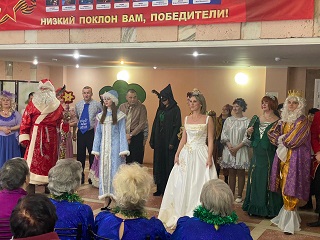 Артисты Энгельсского дома-интерната показали премьеру новогоднего спектакля в госпитале ветеранов войн