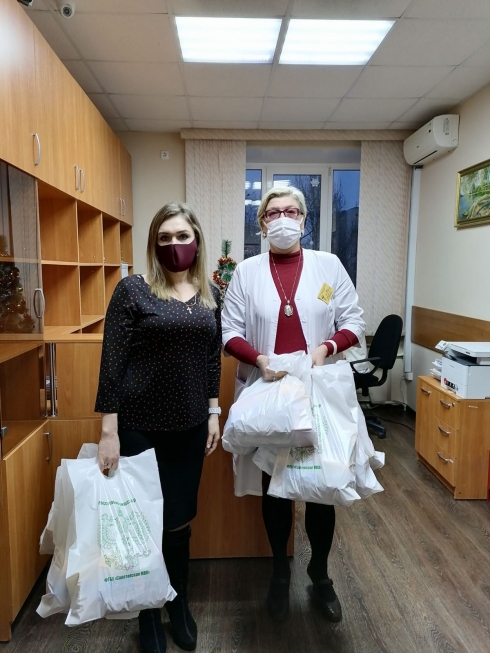 Депутат Саратовской городской Думы Александра Сызранцева передала чайные наборы врачам поликлиники №17