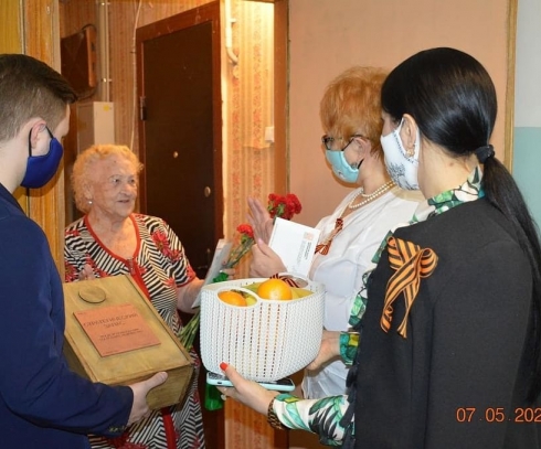 Александра Сызранцева поздравила ветеранов Великой Отечественной войны