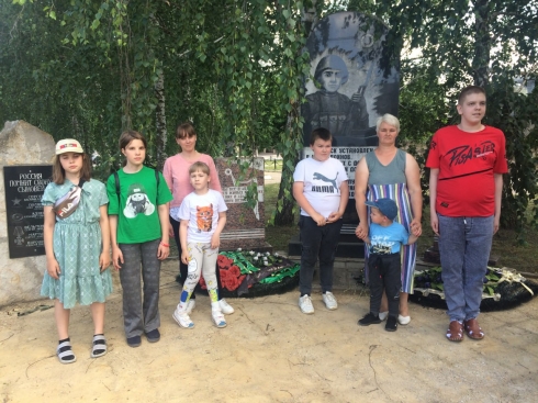 Воспитанники центра социального обслуживания населения Петровского района побывали на экскурсии по памятным местам родного города