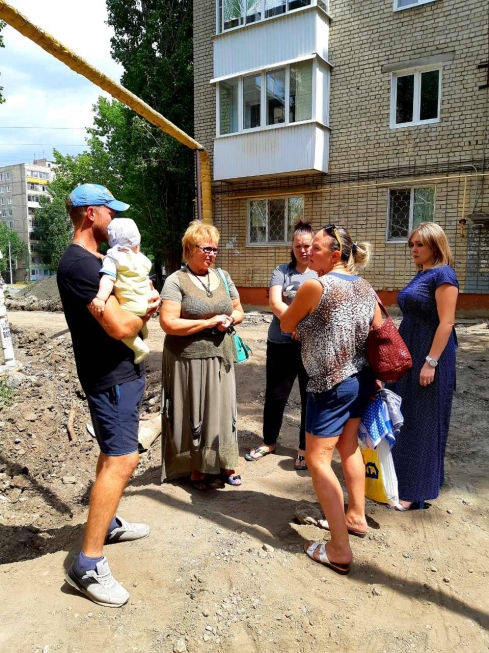 Депутат Саратовской городской Думы Александра Сызранцева проконтролировала проведение благоустройства дворовой территории в Ленинском районе