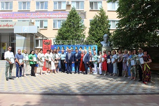 В Энгельсском доме-интернате торжественно поздравили сотрудников с профессиональными праздниками 