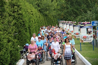 Инвалиды-колясочники Энгельсского дома-интерната совершили познавательную прогулку-экскурсию