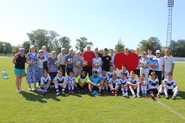 «Серебряные» волонтеры Энгельсского дома-интерната поддержали футболистов «Искры» в матче с пензенцами