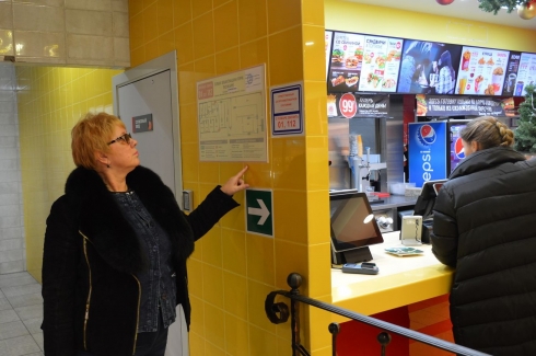 Александра Сызранцева проверила торговые центры и магазины по продаже пиротехнических средств