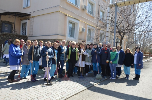 В преддверии майских праздников сотрудники ФГБУ «Саратовская МВЛ» приняли участие в акции по благоустройству