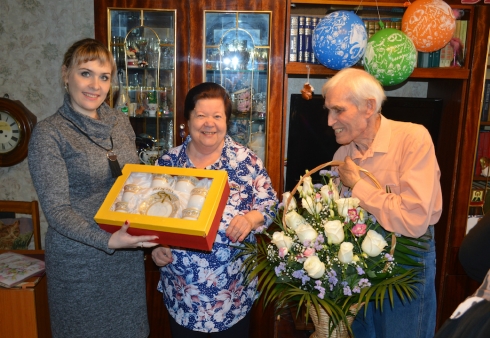 Депутат Александра Сызранцева поздравила семью Хабаровых с 50-летним юбилеем супружеской жизни.